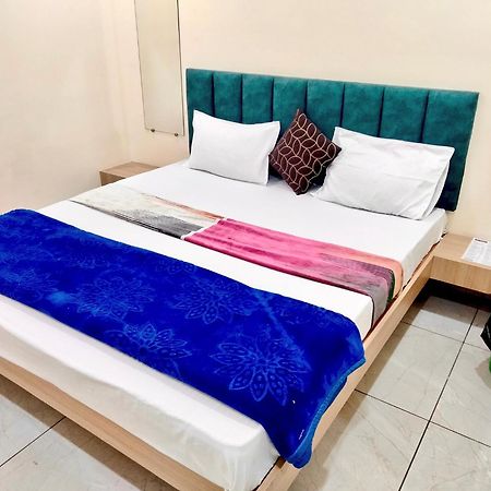 Hotel Raghavan In Front Of Railway Station Platform No 8 Ujjain Exterior foto