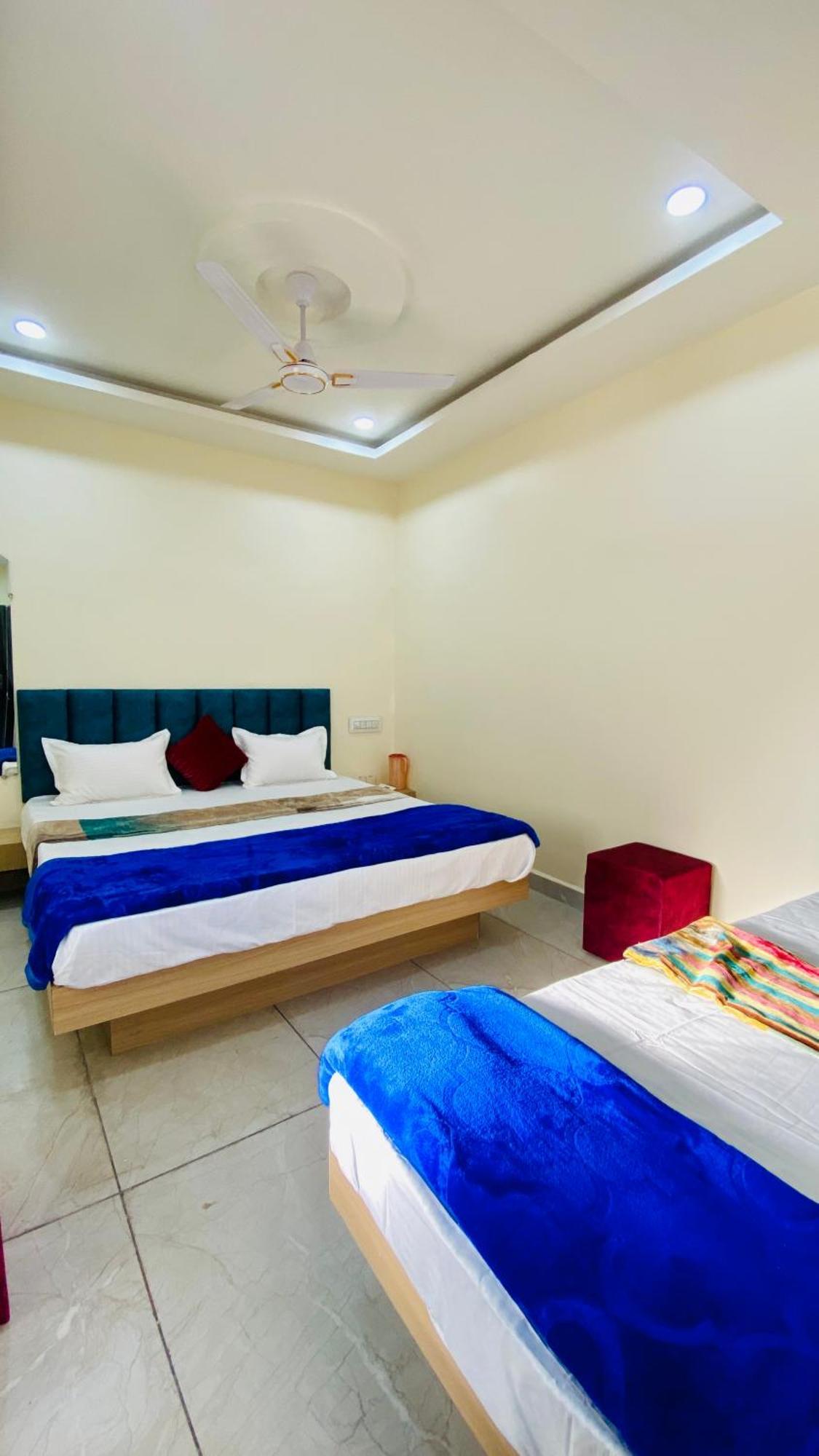 Hotel Raghavan In Front Of Railway Station Platform No 8 Ujjain Exterior foto