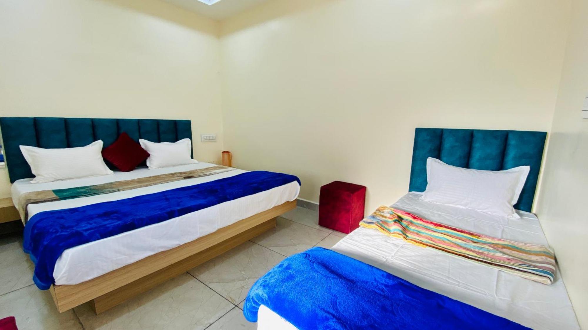 Hotel Raghavan In Front Of Railway Station Platform No 8 Ujjain Exterior foto