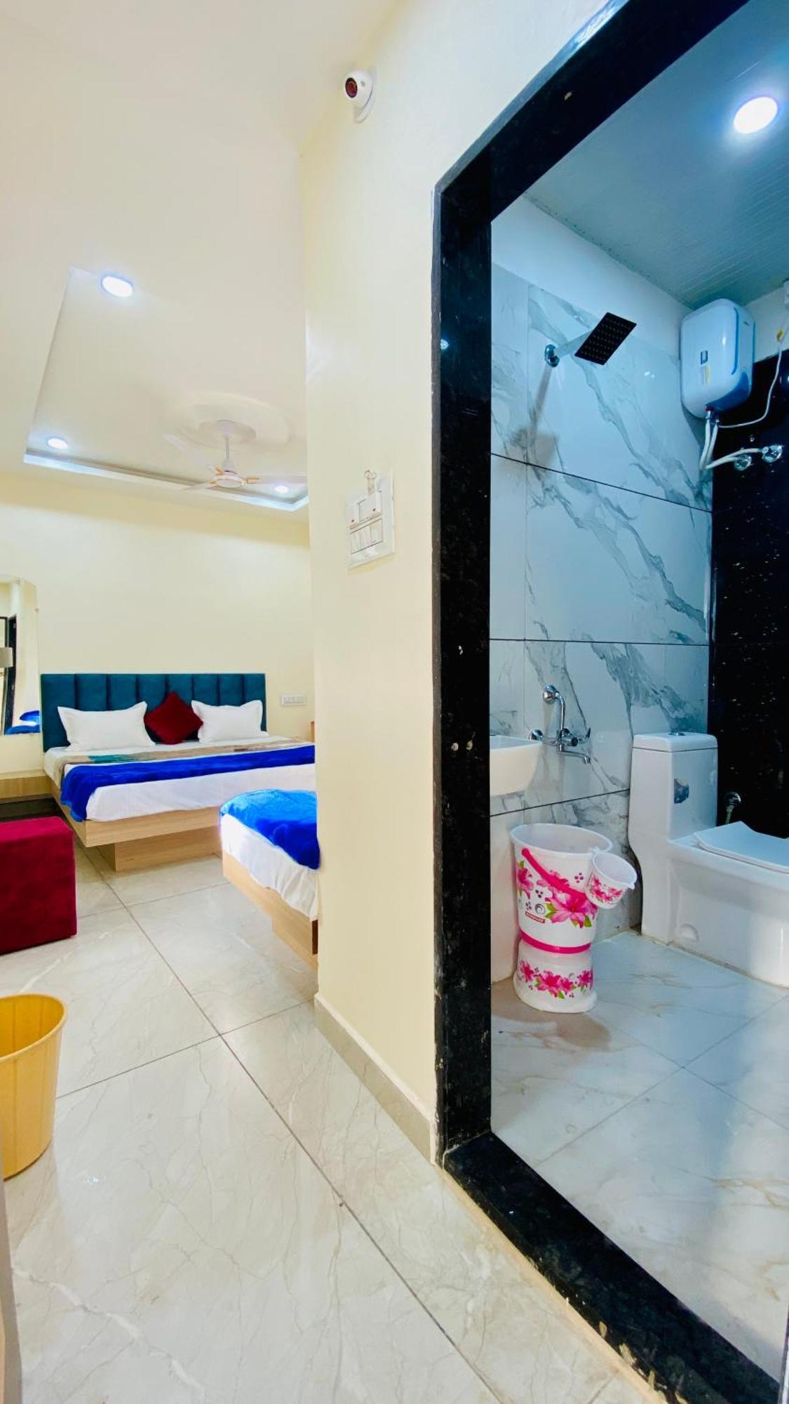 Hotel Raghavan In Front Of Railway Station Platform No 8 Ujjain Exterior foto