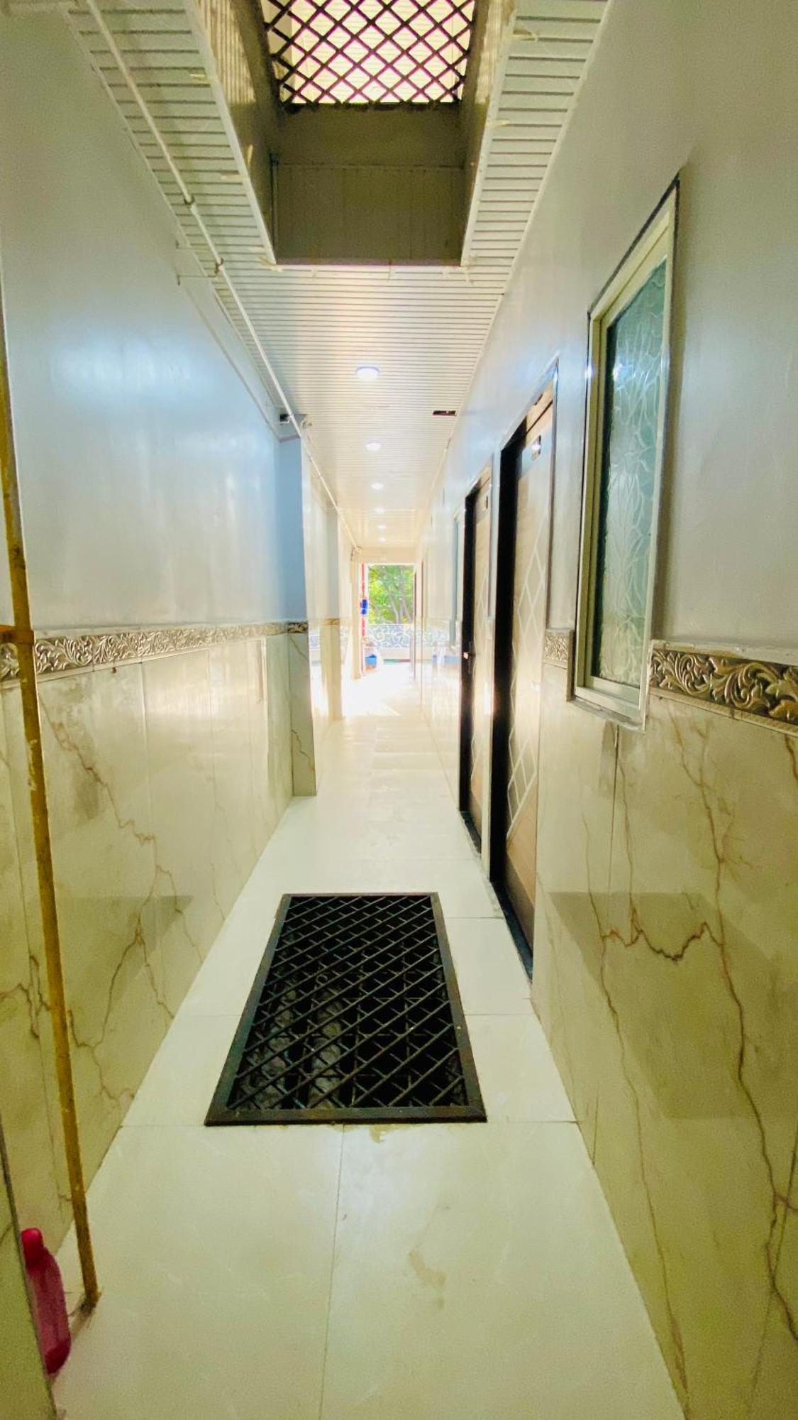 Hotel Raghavan In Front Of Railway Station Platform No 8 Ujjain Exterior foto