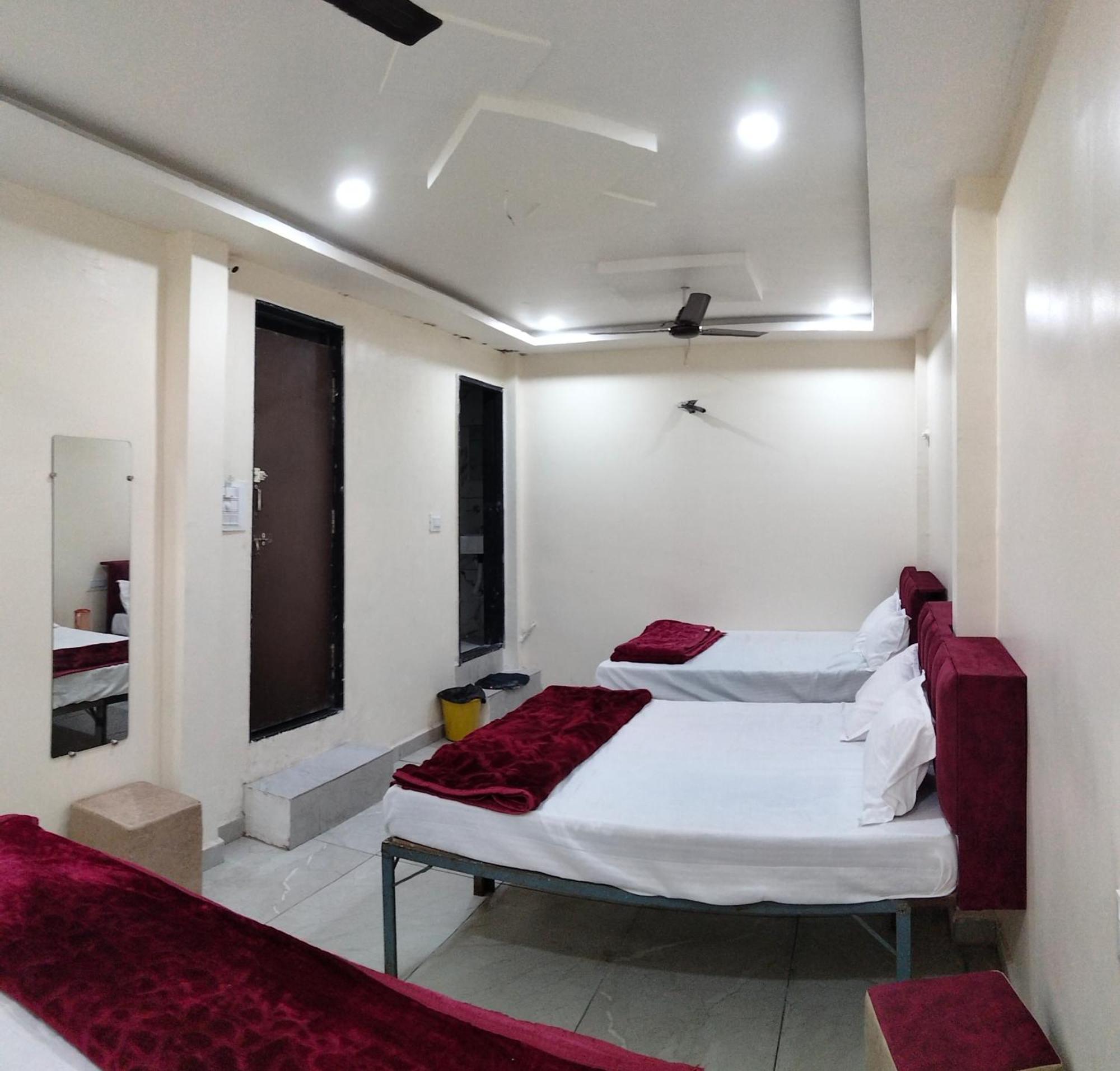 Hotel Raghavan In Front Of Railway Station Platform No 8 Ujjain Exterior foto