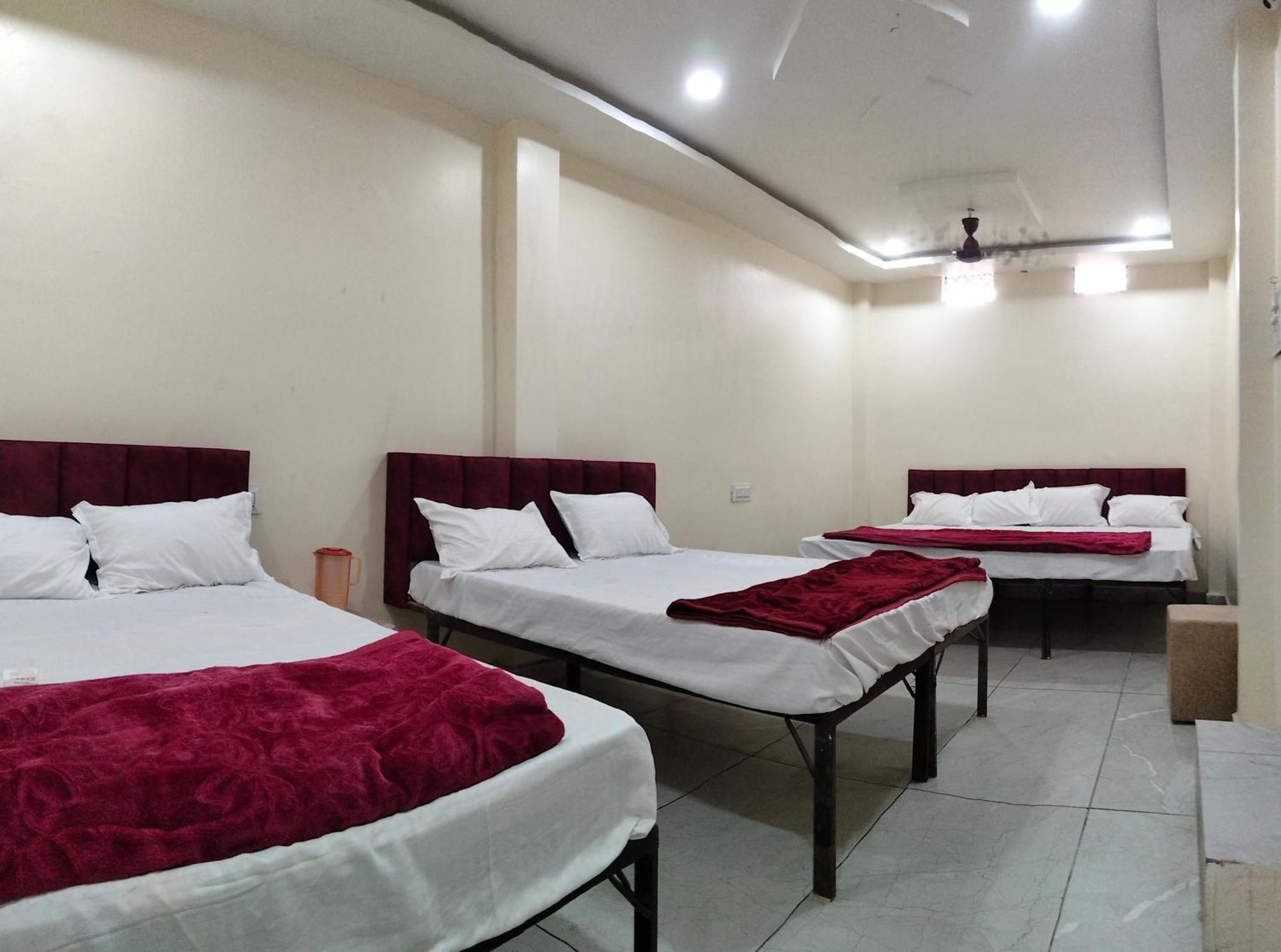 Hotel Raghavan In Front Of Railway Station Platform No 8 Ujjain Exterior foto