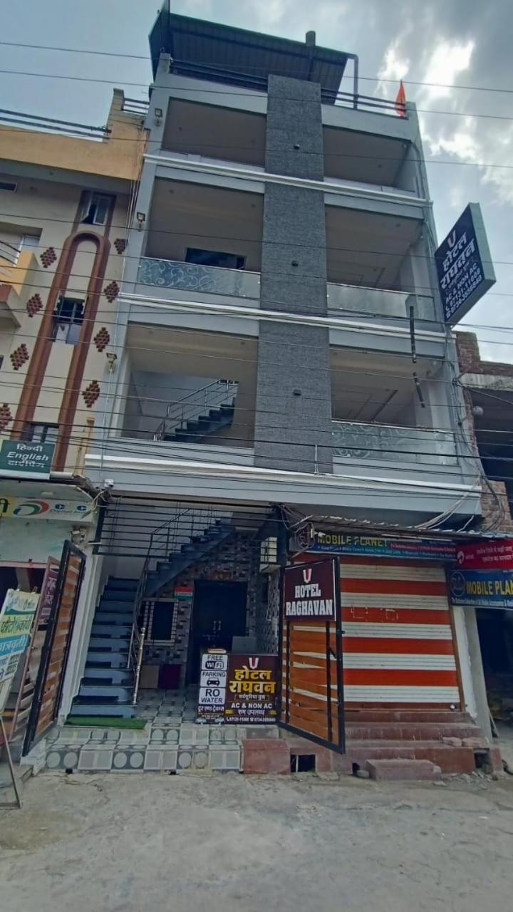 Hotel Raghavan In Front Of Railway Station Platform No 8 Ujjain Exterior foto