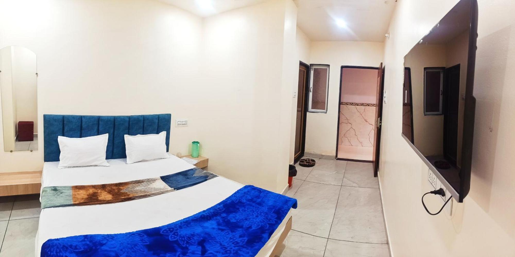 Hotel Raghavan In Front Of Railway Station Platform No 8 Ujjain Exterior foto