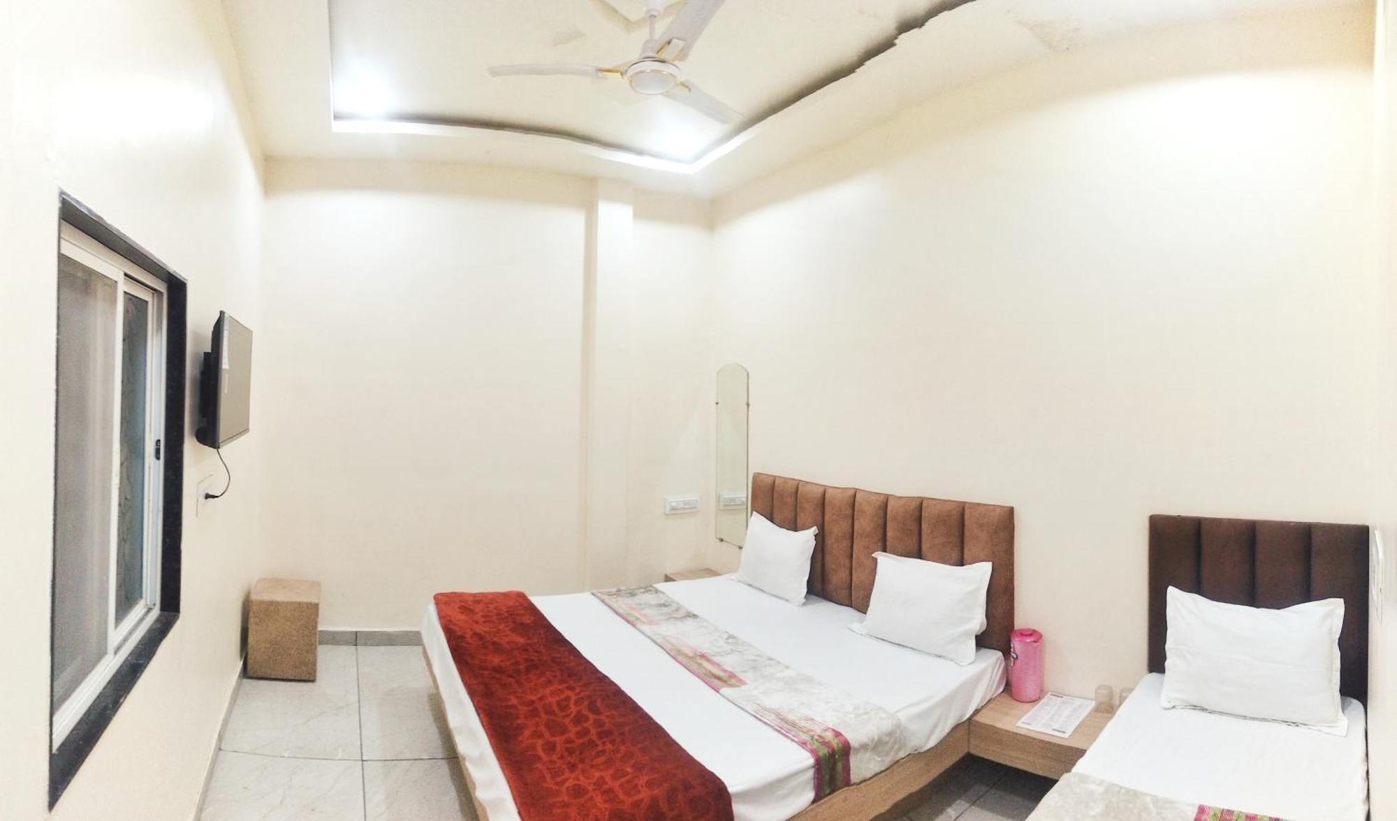 Hotel Raghavan In Front Of Railway Station Platform No 8 Ujjain Exterior foto