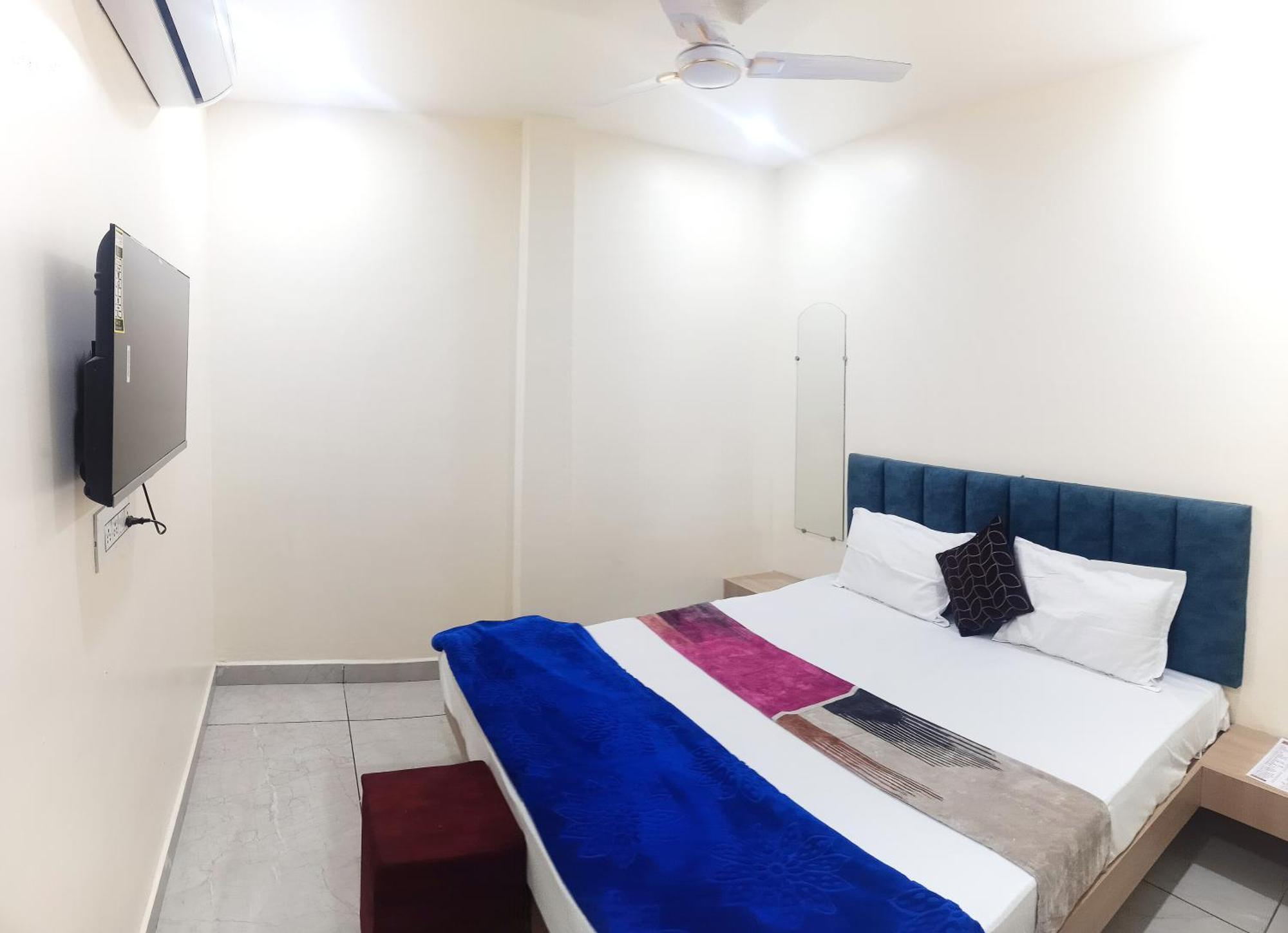 Hotel Raghavan In Front Of Railway Station Platform No 8 Ujjain Exterior foto
