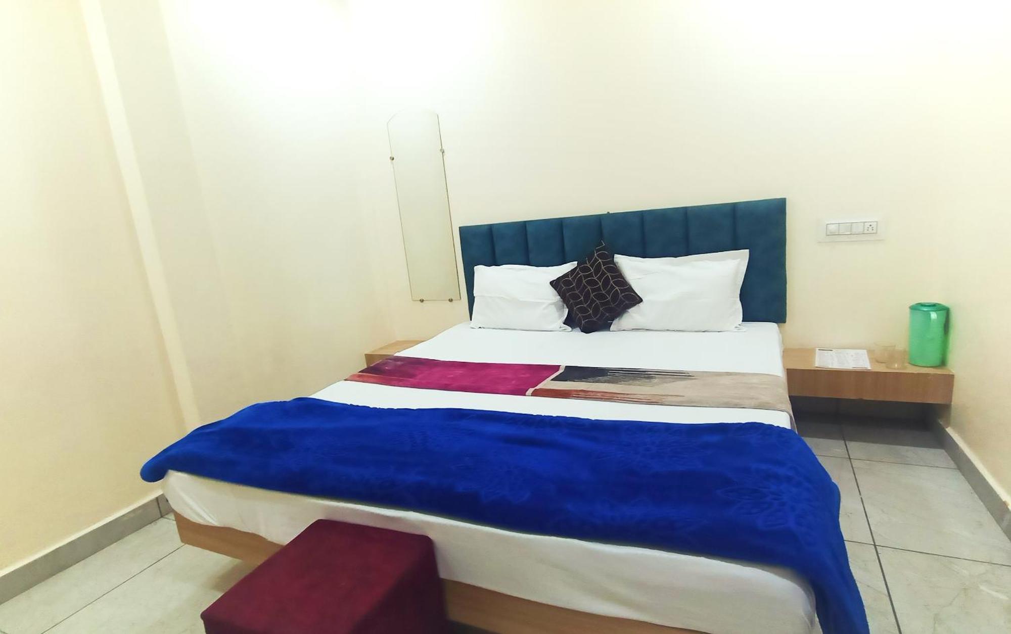 Hotel Raghavan In Front Of Railway Station Platform No 8 Ujjain Exterior foto