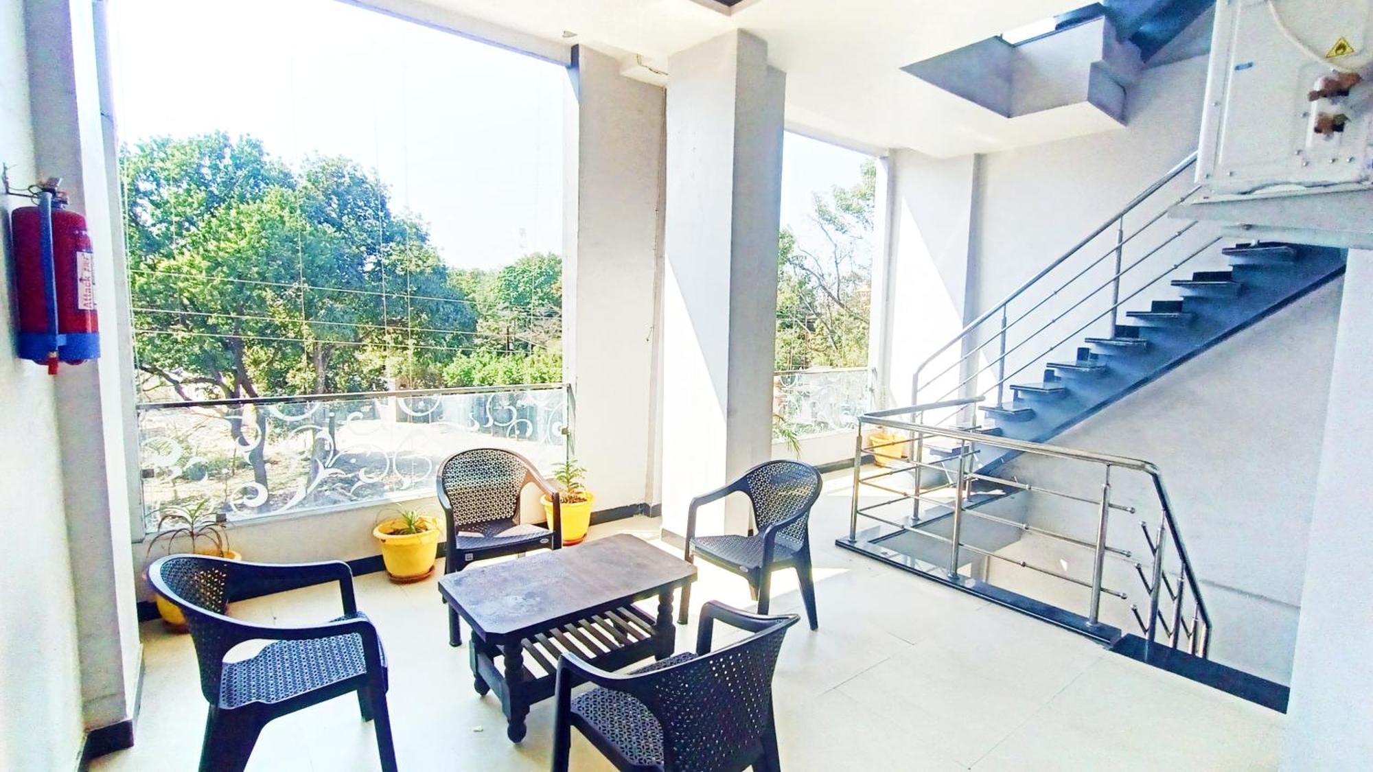 Hotel Raghavan In Front Of Railway Station Platform No 8 Ujjain Exterior foto